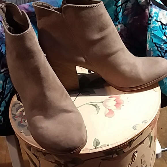 MICHAEL Booties EUC - Picture 2 of 8